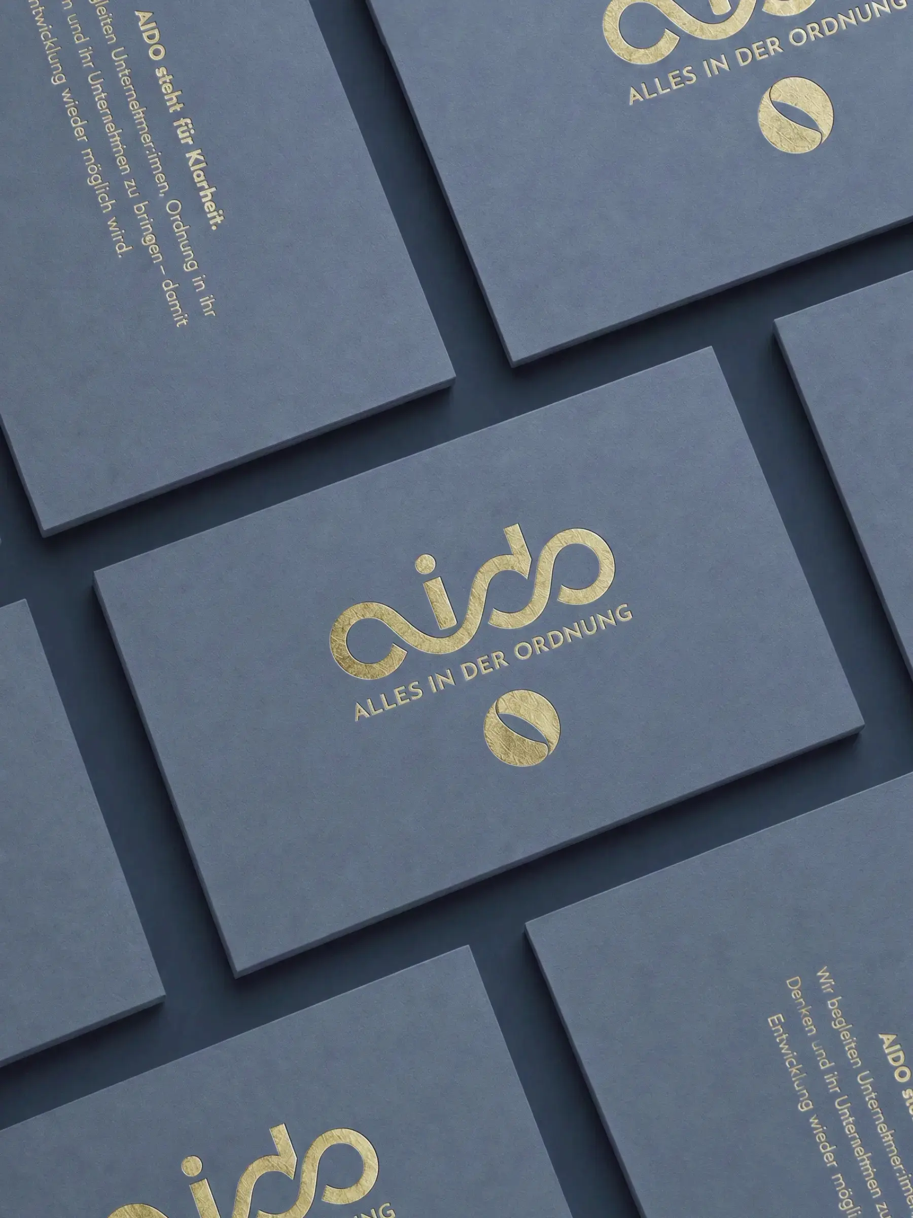 AIDO Visitenkarte mit Logo in Goldfolien-Optik